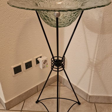 Coupe en verre sur support en métal
