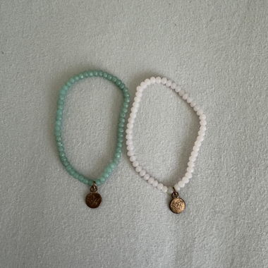 Zwei Armbänder
