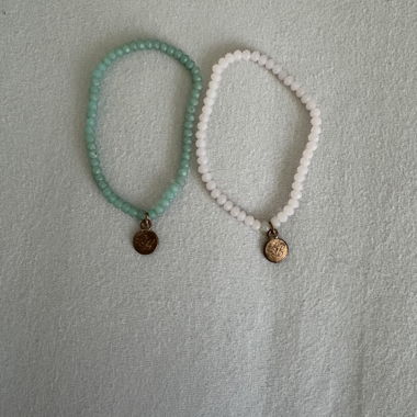 Zwei Armbänder