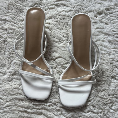 Weisse Sandalen
