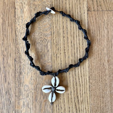 Boho Leder / pazifischer Kauri-Muschel Halskette