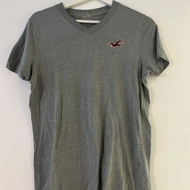 T-shirt gris à encolure V