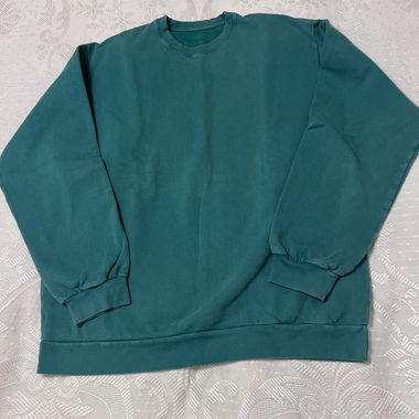 Grüner Pullover mit langen Ärmeln