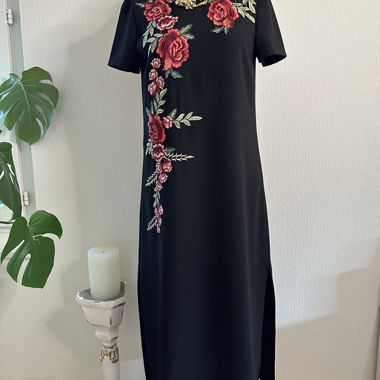 Zara Abito lungo nero con ricamo di rose rosa