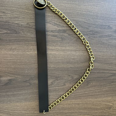 Ceinture noire à chaîne dorée