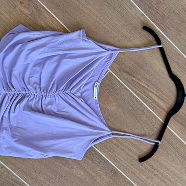 Top lilas à fines bretelles