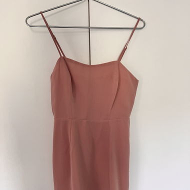 Un ensemble. Une robe et un cardigan boutonné