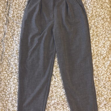 Pantaloni eleganti in stoffa grigia