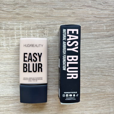 HUDA BEAUTY Easy Blur Airbrush Foundation