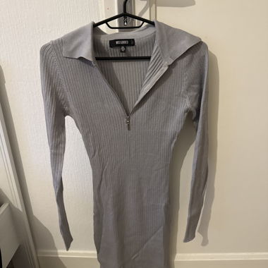 Abito in maglia a coste grigio con zip