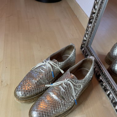 Schuhe in silber Fischhaut Optik