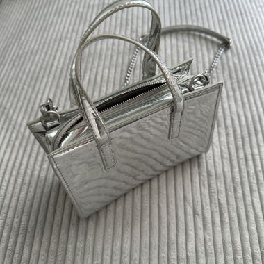 Silberne Handtasche