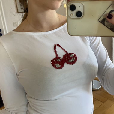 Weisses Langarmshirt mit Kirsch-Motiv