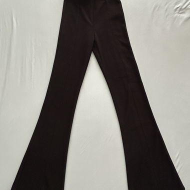Schwarze ausgestellte Hose