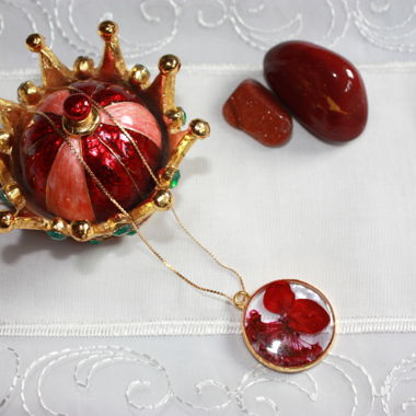 Rote Schmuckanhaenger-Kette