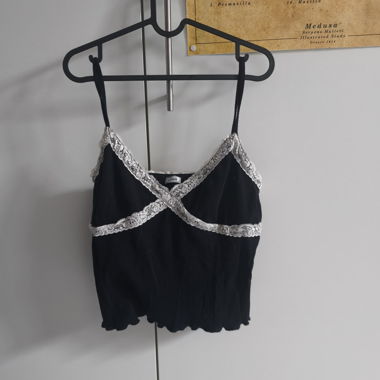 Top noir en dentelle