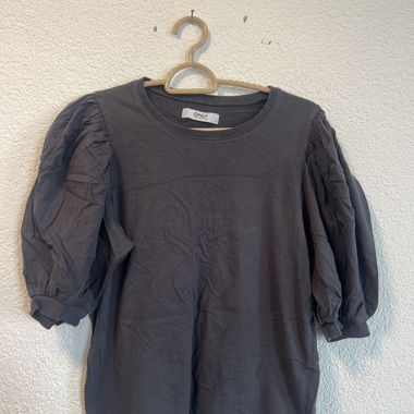 Top grigio con maniche a palloncino ONLY
