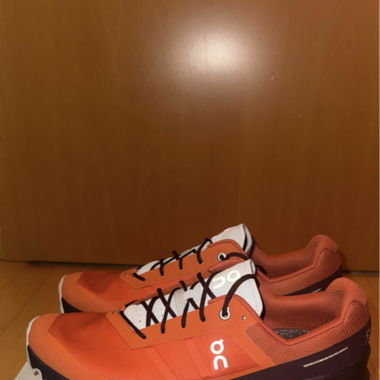 Chaussure base de montagne / marque On 