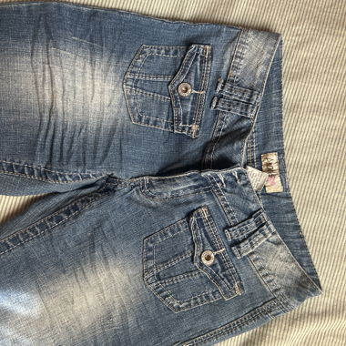 Shorts in denim blu con tasche a pattina