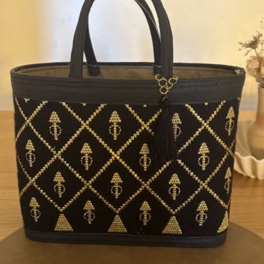 Borsa a cestino intrecciata nera e oro