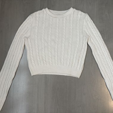 Weisser Strickpullover