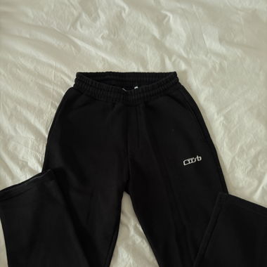 schwarze straightleg jogger
