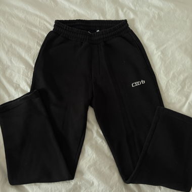 schwarze straightleg jogger