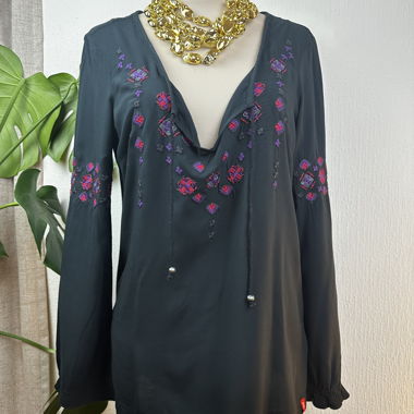 Black lightweight blouse embroidered in violet and fuchsia edc