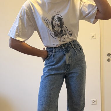 Weisses T‑Shirt mit illustriertem Druck