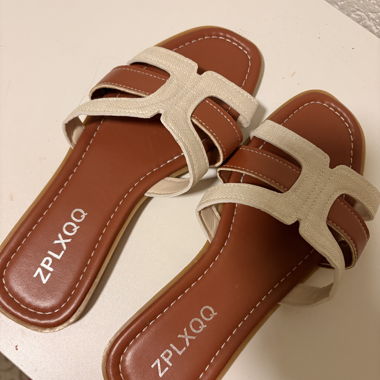 Flache Sandalen