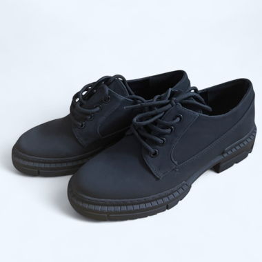 Scarpe nere stringate con suola massiccia