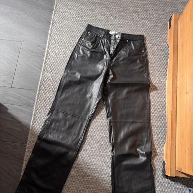 Pantaloni in ecopelle Bershka