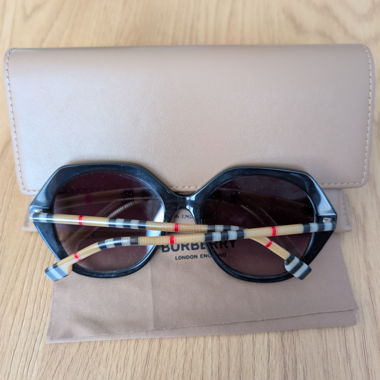 Occhiali da sole Burberry con custodia