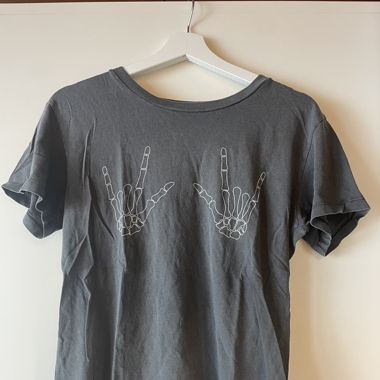 graues Shirt - Skelett Hände