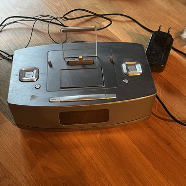 NEON Radio iPhone-Dockingstation mit Wecker