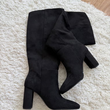 Schwarze Overknee-Stiefel