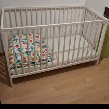Lettino per bambini con biancheria da letto
