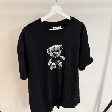 Black T-shirt with teddy print