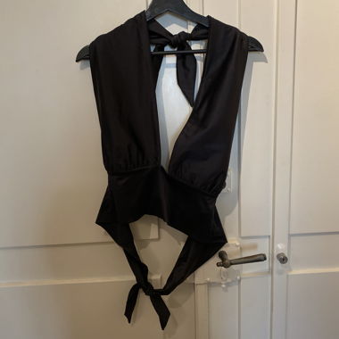 Top nero con allacciatura frontale