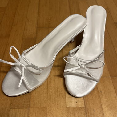Scarpe in raso bianche con tacco piccolo