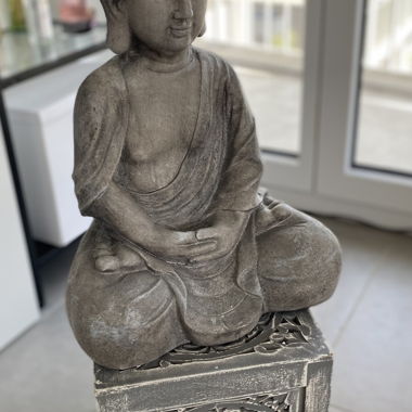 Buddha Statue mit Hocker