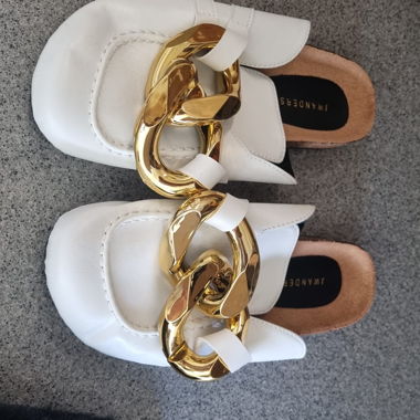 Mules blanches à chaîne dorée