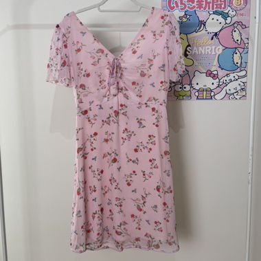 Rosa geblümtes Kleid mit Schleife