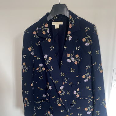 Dunkelblauer Blazer mit Blumenverzierung