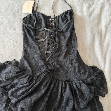 Robe noire en dentelle