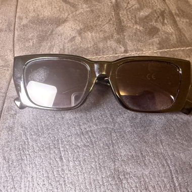 Occhiali da sole neri oversize con dettaglio B
