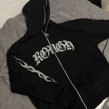 Pull noir avec écriture pailletée