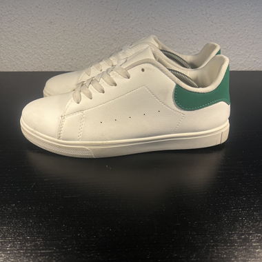 Sneakers bianche con dettaglio verde