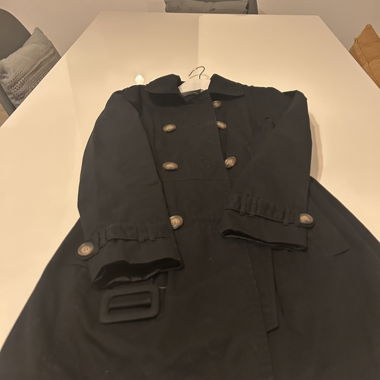 Schwarzer Mantel mit Doppelknopfleiste