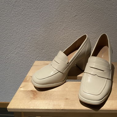 Beige comfy heels 
